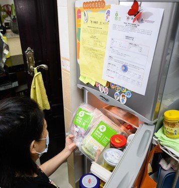 Posted on the refrigerator are the recipes the dietitians have put together that are attached to the meal kits. Wai Lan looks forward to receiving new recipes through the project as she finds them inspiring and easy to follow. 